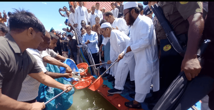 খালিয়াজুরী হাওরের উন্মুক্ত জলাশয়ে দেশীয় প্রজাতির মাছের পোনা অবমুক্তকরণ কর্মসূচির উদ্বোধন করলেন স্থানীয় এমপি লুৎফুজ্জামান বাবরসহ দুই প্রতি মন্ত্রী